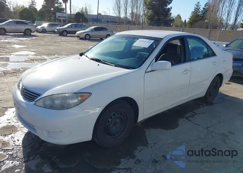 2005 Toyota Camry Le z USA, uszkodzony, nr VIN 4T1BE32KX5U415025